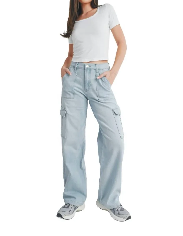 Women's Vintage-Inspired Outfit Lightweight Stretch Cargo Jeans In Light Denim