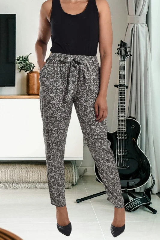 Women's Casual Apparel For Weekends Olive Printed  Pocket Pants